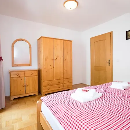 Apartmaji Katrnjek * בוהין